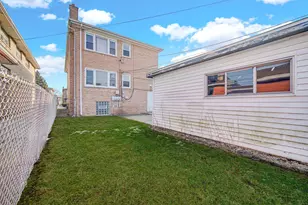 412 Prairie Ave, Calumet City, IL 60409 - Photo 3