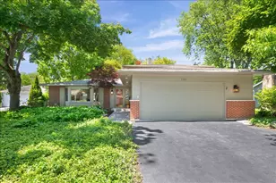 725 Kenwood Ave, Libertyville, IL 60048 - Photo 1