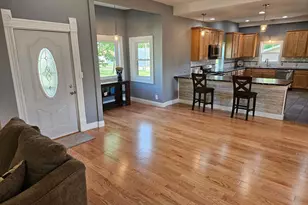 215 E Sale St, Tuscola, IL 61953 - Photo 7