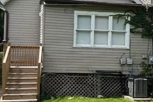 7927 S Burnham Ave, Chicago, IL 60617 - Photo 9