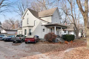 910 N Center St, Bloomington, IL 61701 - Photo 3