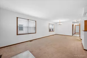 40 S Walnut Dr, North Aurora, IL 60542 - Photo 9