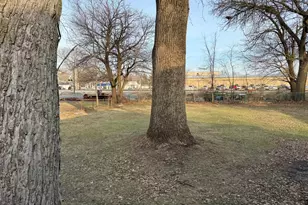 602 E Cherry St, Watseka, IL 60970 - Photo 9