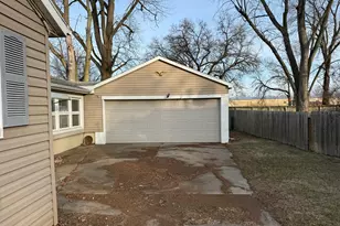 602 E Cherry St, Watseka, IL 60970 - Photo 3