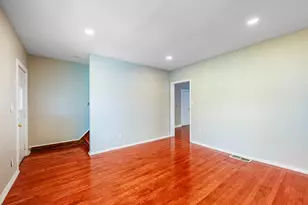 643 Wing St, Elgin, IL 60123 - Photo 7