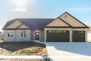 734 Independence Ave, Sycamore, IL 60178 - Photo 1