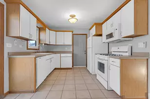 8069 S Brockton Ct, Hanover Park, IL 60133 - Photo 13