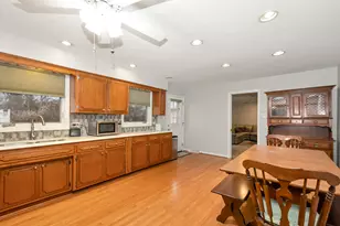 9137 S 88th Ave S, Hickory Hills, IL 60457 - Photo 5