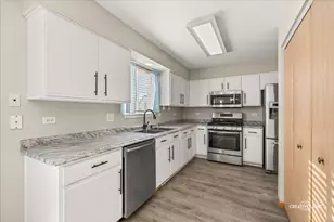 2477 Smithfield Ct, Aurora, IL 60503 - Photo 9