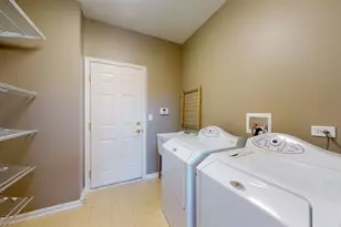 5670 Brentwood Dr, Hoffman Estates, IL 60192 - Photo 13