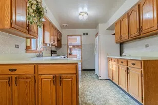 8849 S Paxton Ave, Chicago, IL 60617 - Photo 13