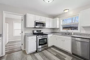 145 S Oakleaf Rd, Algonquin, IL 60102 - Photo 3