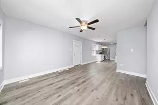 9132 S Saginaw Ave, Chicago, IL 60617 - Photo 7