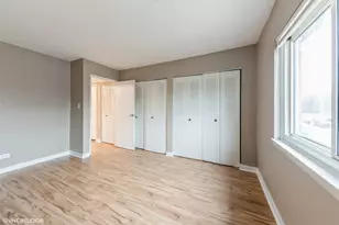 9423 Bay Colony Dr, Des Plaines, IL 60016 - Photo 7