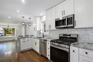 7225 N East Prairie Rd, Lincolnwood, IL 60712 - Photo 9