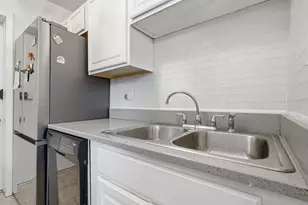 311 Meadow Ct, Vernon Hills, IL 60061 - Photo 5