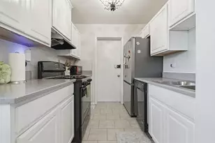 311 Meadow Ct, Vernon Hills, IL 60061 - Photo 3