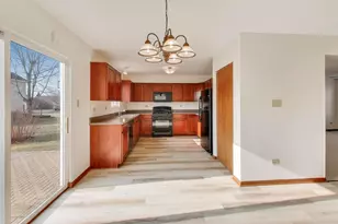 2910 Bloomfield Dr, Joliet, IL 60436 - Photo 9