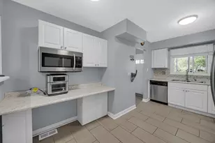 1010 Heathrow Ct, Wheaton, IL 60189 - Photo 11