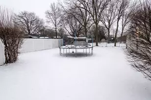 1065 Hiawatha Dr, Elgin, IL 60120 - Photo 21