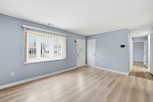 210 Willow Rd, Streamwood, IL 60107 - Photo 5