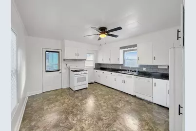 827 E Garden Street, Freeport, IL 61032 - Photo 5