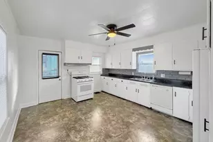 827 E Garden St, Freeport, IL 61032 - Photo 5