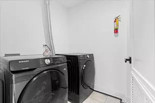 3653 W Barry Ave, Chicago, IL 60618 - Photo 13