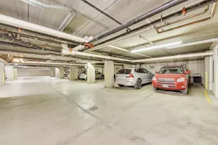 2335 W Belle Plaine Ave, Chicago, IL 60618 - Photo 17