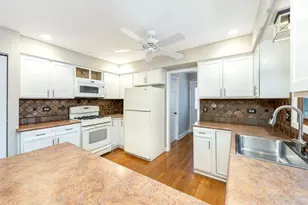 903 Canyon Run Rd, Naperville, IL 60565 - Photo 9