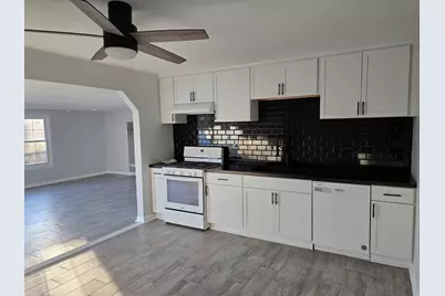 401 Berkley Place, Streamwood, IL 60107 - Photo 3