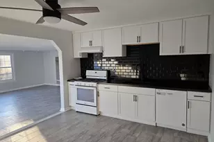 401 Berkley Pl, Streamwood, IL 60107 - Photo 3