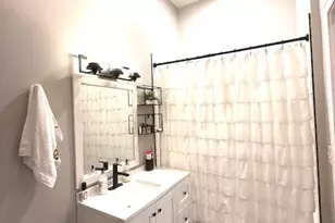 2115 W Barry Ave, Chicago, IL 60618 - Photo 11