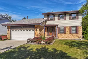 620 S Point Dr, Schaumburg, IL 60193 - Photo 1