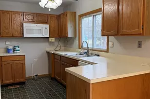 3115 Village Green Dr, Aurora, IL 60504 - Photo 5