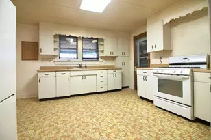 607 W Burbank St, Harvard, IL 60033 - Photo 7