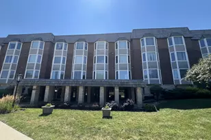 500 Thames Pkwy, Park Ridge, IL 60068 - Photo 1