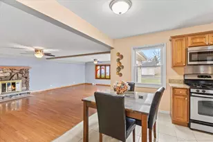 8305 S 85th Ct, Hickory Hills, IL 60457 - Photo 11