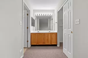 1037 Huntington Dr, Elk Grove Village, IL 60007 - Photo 15