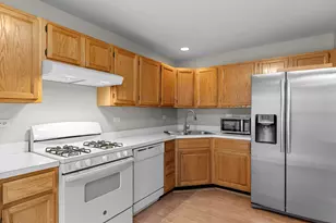 1037 Huntington Dr, Elk Grove Village, IL 60007 - Photo 9