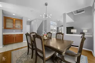 1107 Essex Dr, Oakbrook Terrace, IL 60181 - Photo 5