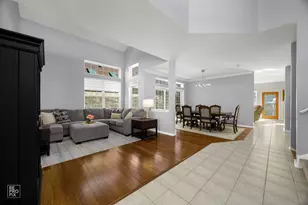 1107 Essex Dr, Oakbrook Terrace, IL 60181 - Photo 3