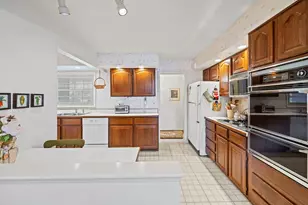 670 Edgemont Ln, Hoffman Estates, IL 60169 - Photo 11