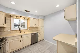 1025 Cottonwood Ct, Wheeling, IL 60090 - Photo 9