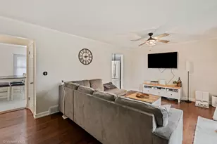 1181 Hiawatha Dr, Elgin, IL 60120 - Photo 5