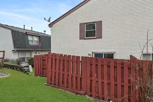 1955 Liberty Pl, Hoffman Estates, IL 60169 - Photo 3