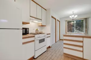 918 E Old Willow Rd, Prospect Heights, IL 60070 - Photo 5