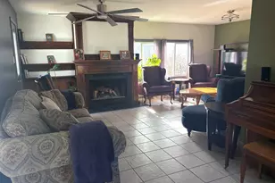 631 Bent St, Elgin, IL 60120 - Photo 9