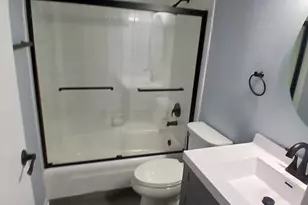 9460 Bay Colony Dr, Des Plaines, IL 60016 - Photo 9