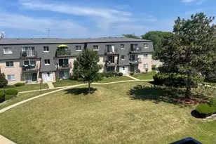 9460 Bay Colony Dr, Des Plaines, IL 60016 - Photo 3